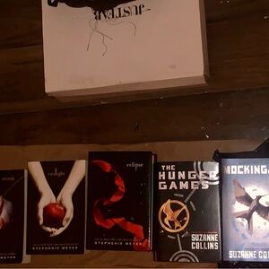 $5 NWOT 3 TWILIGHT—&—HUNGER GAMES BOOKS $5